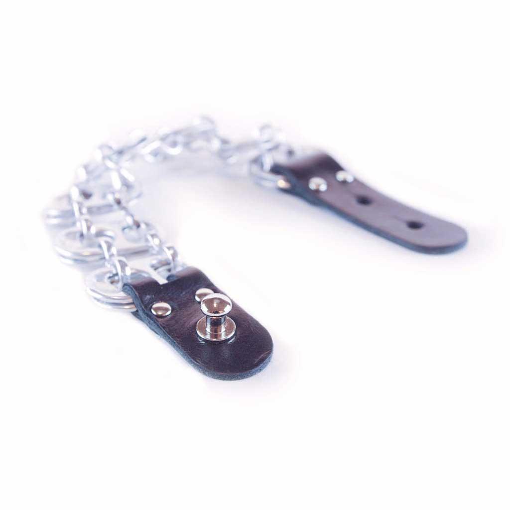 alt="recycled bracelet from aluminum and leather, Sydney bracelet from Escama Studio"